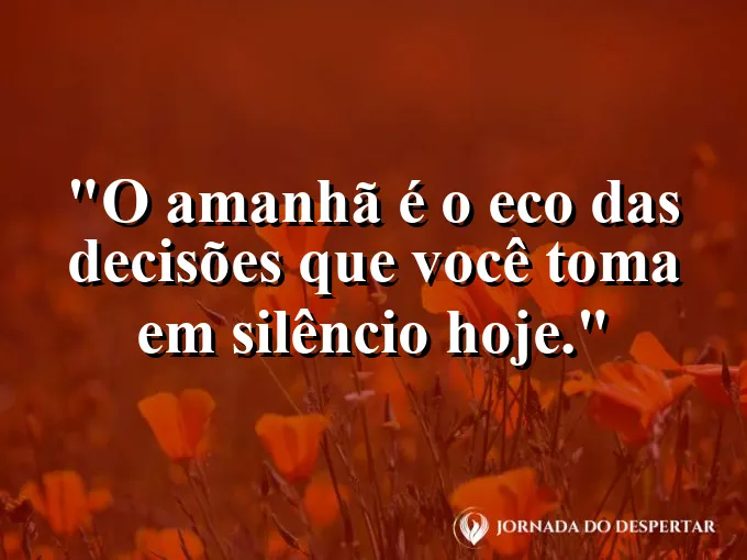 Mão escrevendo uma meta importante em um diário de couro.