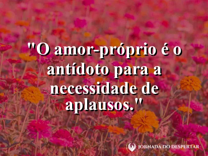 Pessoa aplaudindo a si mesma em um palco vazio e iluminado.