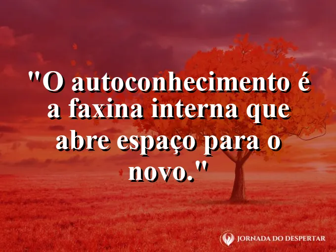 Mãos abrindo cortinas pesadas para deixar a luz entrar no quarto.