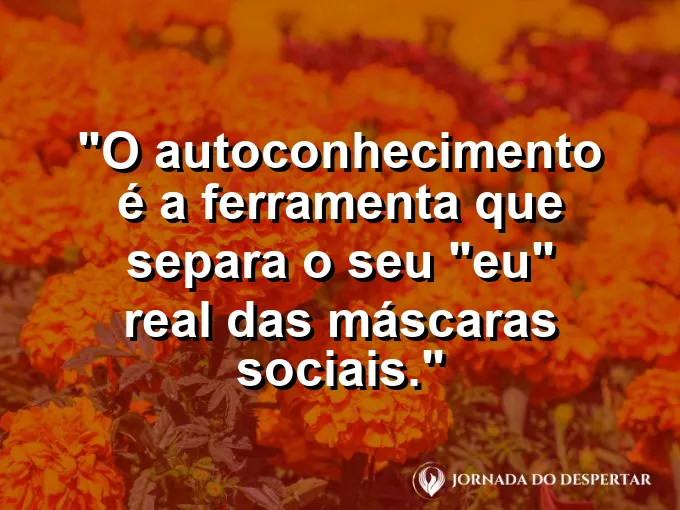 Máscara de teatro deixada sobre uma mesa de madeira rústica.