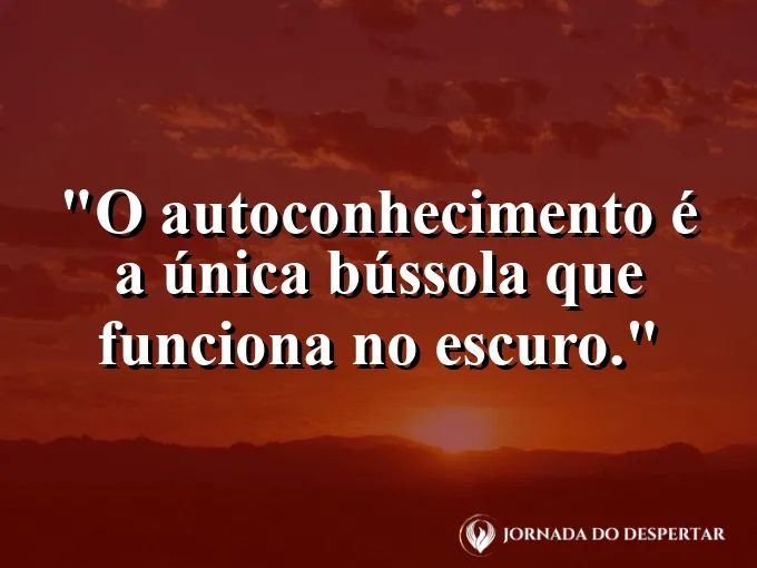 Uma mão segurando uma bússola dourada em uma floresta noturna.
