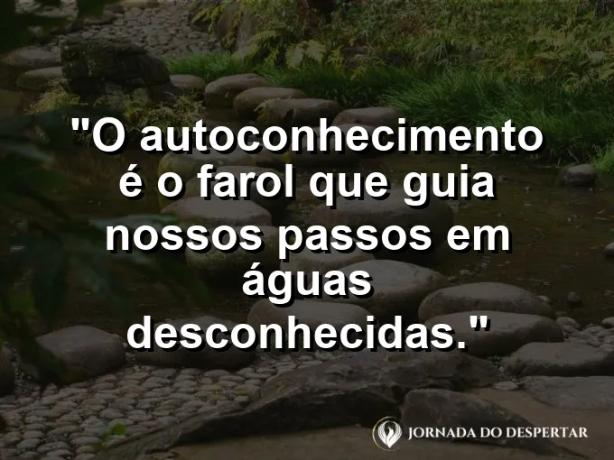 Um farol iluminando o mar revolto durante a noite.