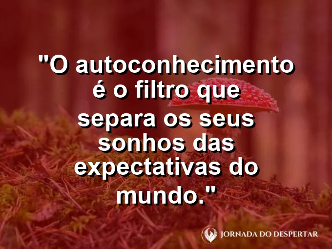 Uma peneira de madeira separando pepitas de ouro de pedras cinzas.