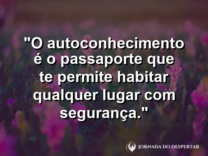 Uma mala antiga aberta com uma bússola e um diário de couro.