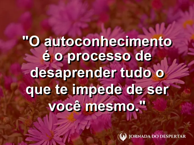 Mãos desfazendo nós complexos em uma corda de seda branca.
