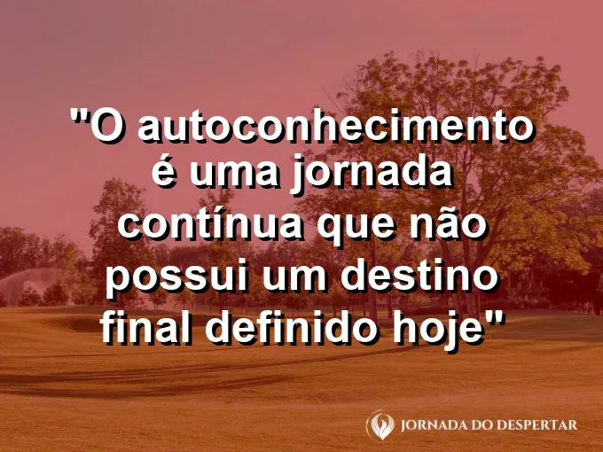 ATRIBUTO ALT DA IMAGEM COM A FRASE: Uma estrada sinuosa que desaparece entre montanhas cobertas por uma névoa suave e mística.