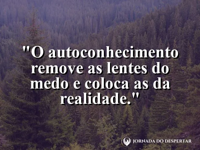 Um par de óculos sobre um livro, revelando letras nítidas.