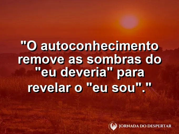 Uma pessoa retirando um casaco pesado e caminhando com leveza.