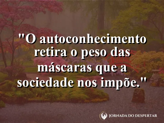 Uma máscara de teatro caída no chão enquanto uma pessoa caminha ao fundo.