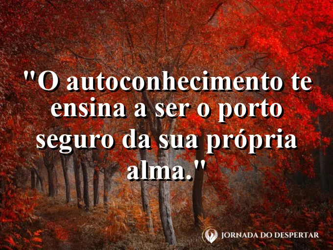 Um farol iluminando águas revoltas durante a noite.