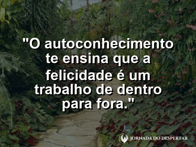 Alguém plantando sementes douradas em um jardim interno.