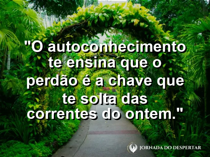 Uma chave antiga sobre uma mesa de carvalho polida e iluminada.