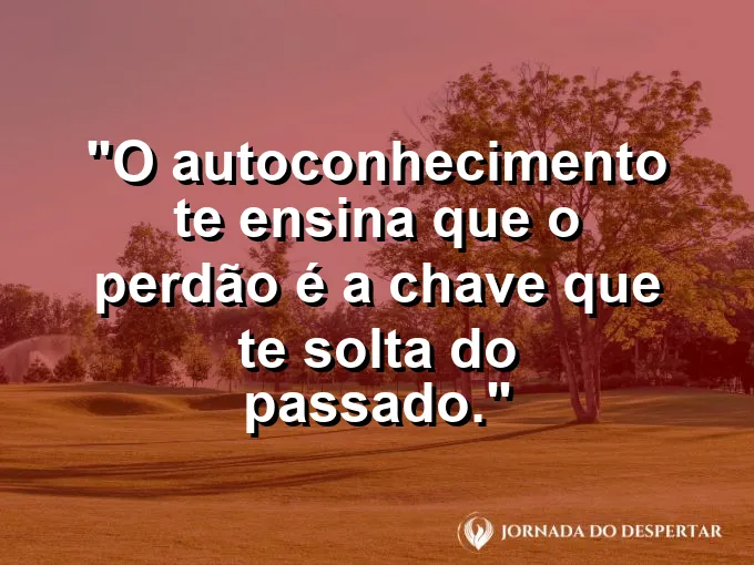 Uma chave antiga sobre uma mesa de carvalho polida.