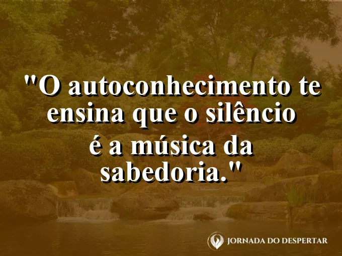 Alguém meditando em frente a uma montanha durante o amanhecer.
