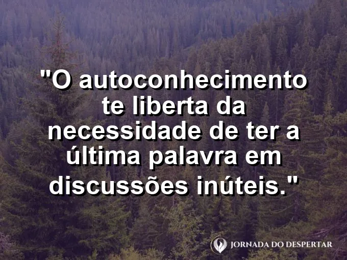 Uma balança de pratos em equilíbrio absoluto sob luz suave.