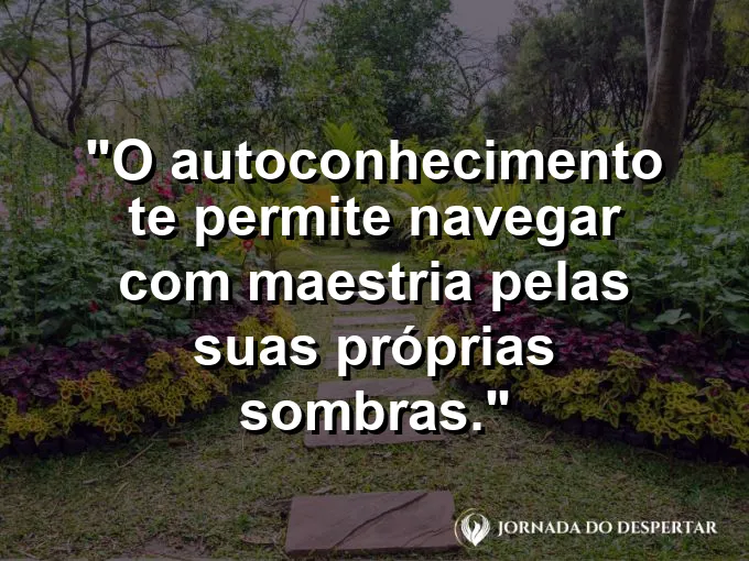 Uma pessoa segurando uma vela em uma caverna com cristais brilhantes.