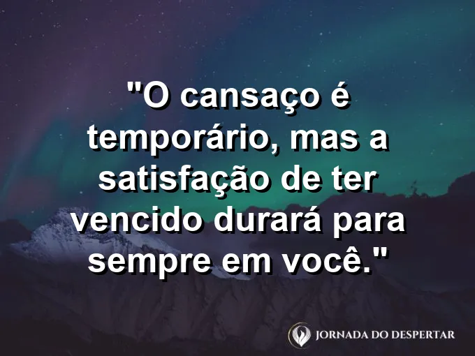 Pessoa sorrindo após cruzar uma linha de chegada com frase sobre vitória.