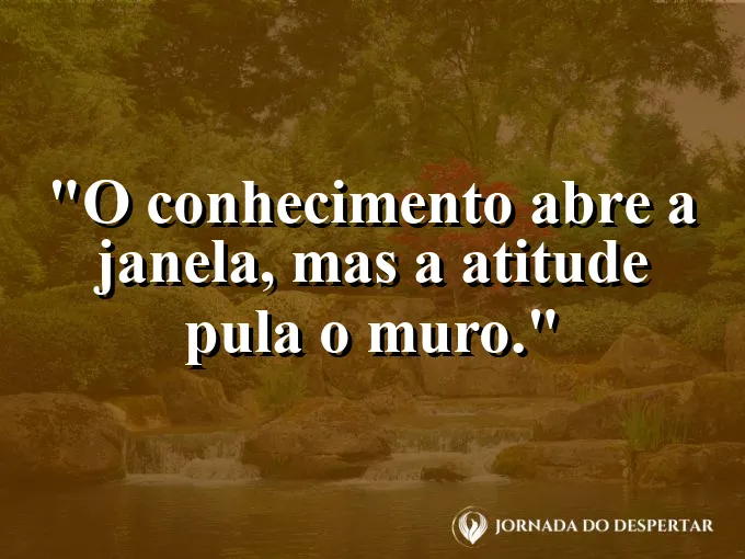 Chave dourada brilhando sobre uma pilha de livros novos.