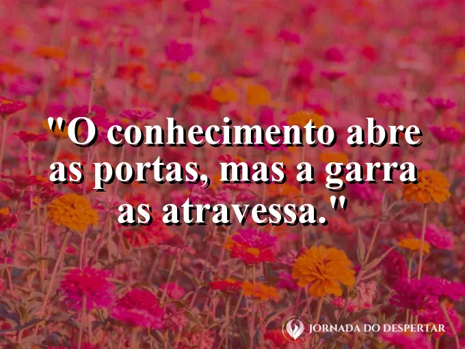 Chave de ferro antiga sobre um livro de couro velho.