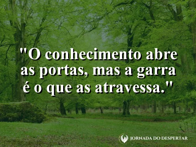 Chave de ferro antiga sobre um livro de couro envelhecido.