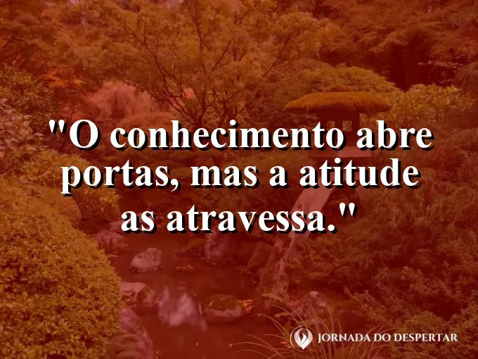 Pessoa abrindo uma porta dupla para um salão iluminado.