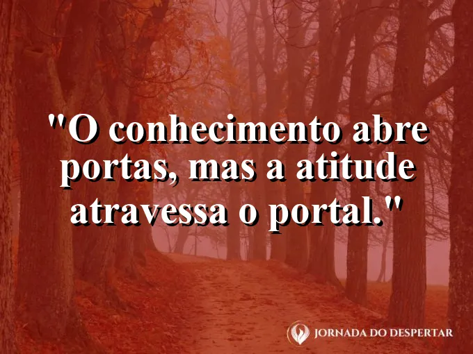 Chave de ouro abrindo uma porta antiga de carvalho.