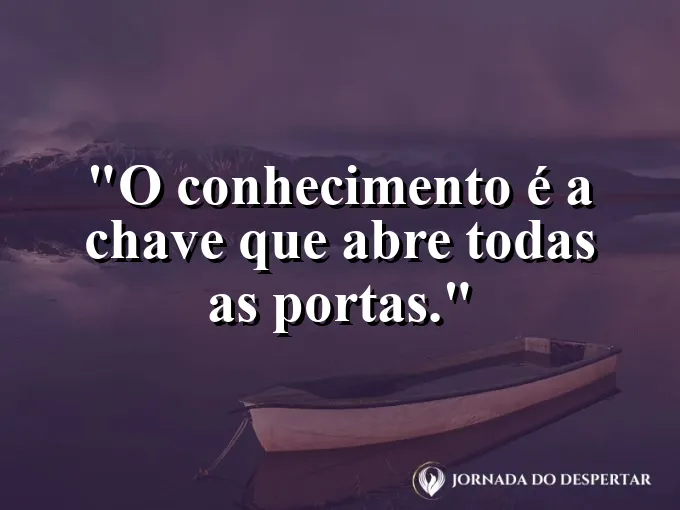 Chave antiga e ornamentada sobre uma pilha de livros de couro.