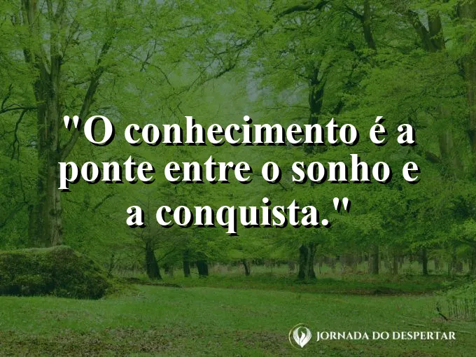 Livro aberto com uma chave antiga de metal sobre as páginas.