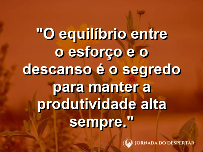 Um par de sapatos de caminhada ao lado de um laptop fechado em uma varanda com vista para o mar azul.