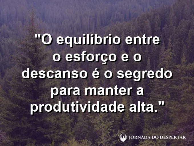 Um par de sapatos de caminhada ao lado de um laptop fechado em uma varanda com vista para o mar.