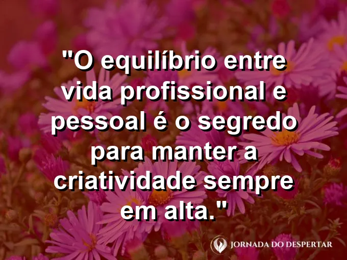 Uma balança de madeira moderna equilibrando perfeitamente uma planta verde e um pequeno relógio de mesa dourado e minimalista.