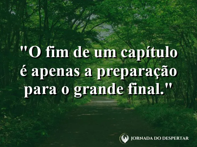 Pôr do sol refletido em águas calmas de um porto seguro.