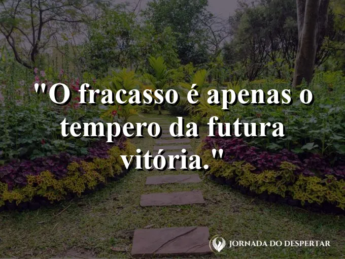 Uma xícara de café forte ao lado de um doce artesanal.