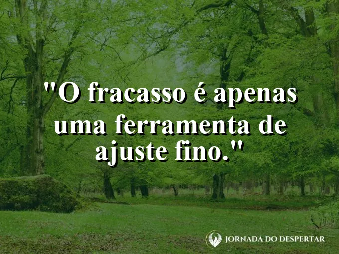 Um artesão lixando as imperfeições de uma peça de madeira.