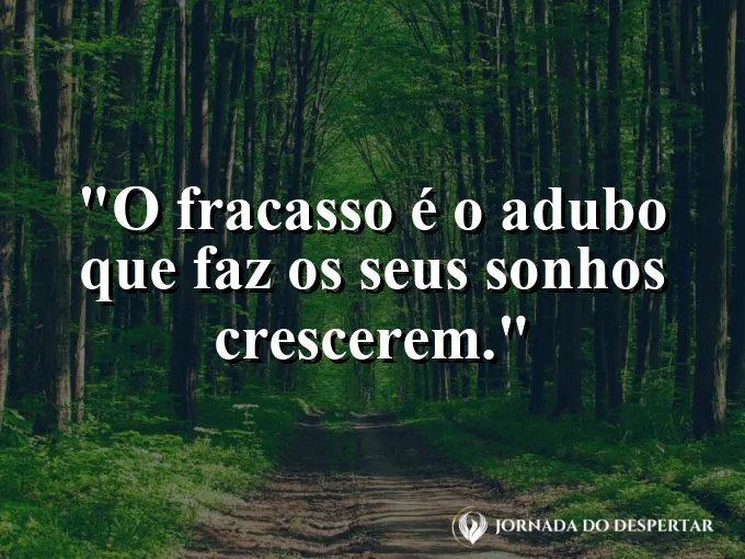 Pequena planta crescendo em meio a solo escuro e rico.