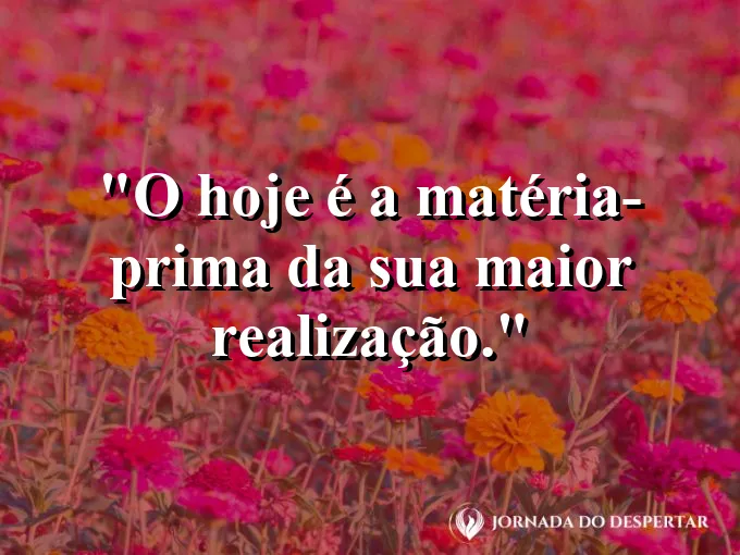 Mão segurando um cinzel e trabalhando em uma joia bruta.