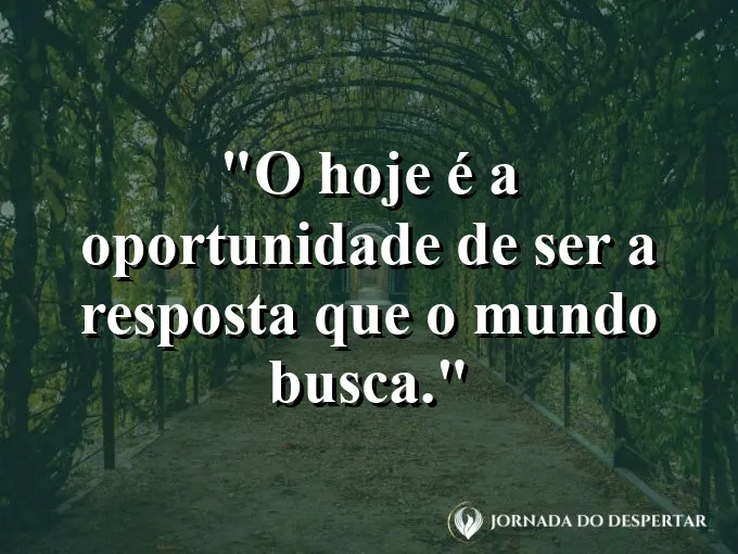 Alguém segurando uma bússola e apontando para frente com firmeza.