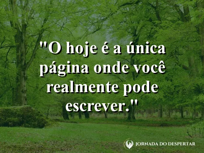 Caneta-tinteiro desenhando palavras firmes em papel em branco.