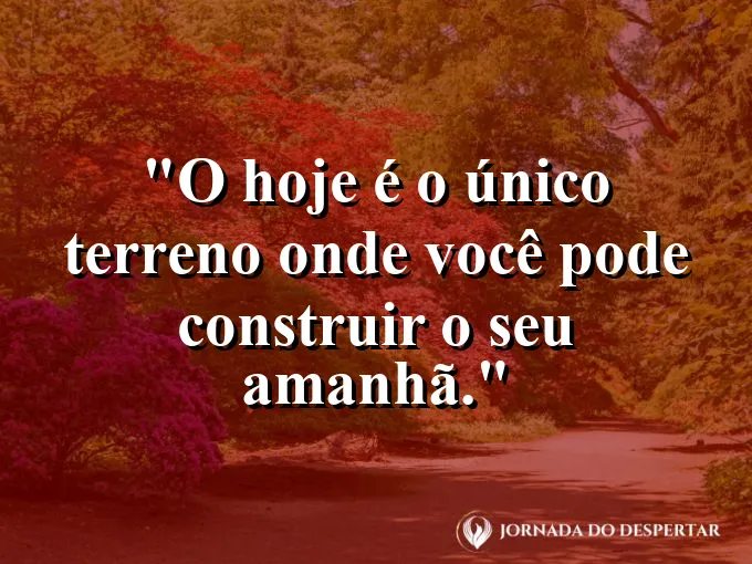 Relógio de areia com areia caindo rapidamente sob o sol.