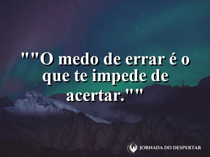 Criança tentando andar e sendo incentivada.
