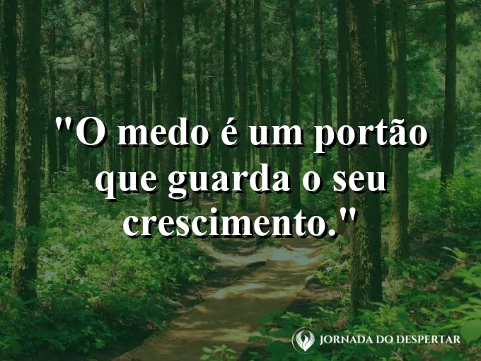 Uma porta de ferro antiga se abrindo para um jardim iluminado.