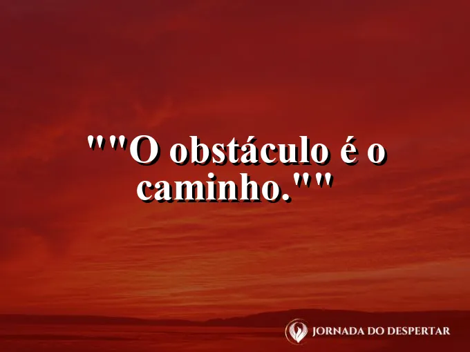 Escadaria de pedra íngreme que leva a um templo.