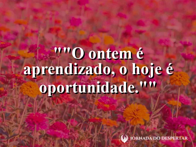 Um livro antigo aberto ao lado de uma folha em branco.