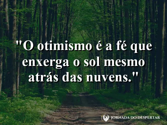 Raios de sol atravessando nuvens de tempestade no horizonte marinho.