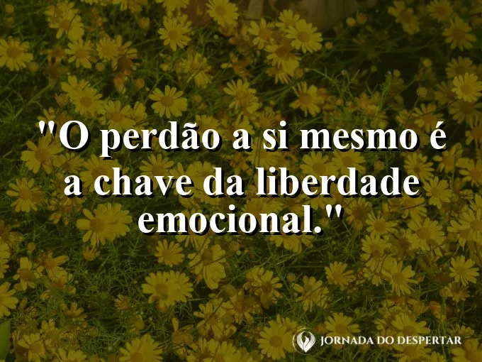 Uma chave antiga de ferro sobre um livro de memórias.