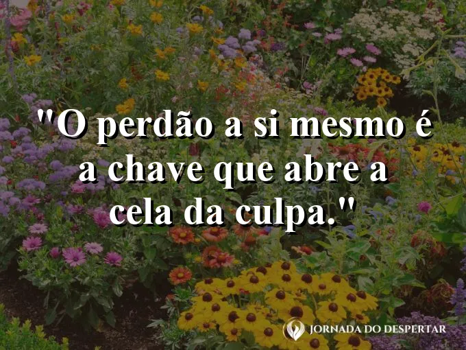 Chave antiga sobre um tecido de seda branca.