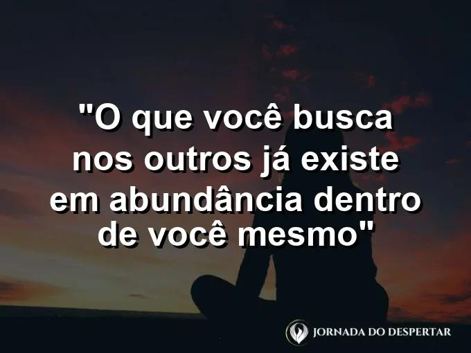 ATRIBUTO ALT DA IMAGEM COM A FRASE: Uma pessoa segurando um pequeno baú aberto de onde sai uma luz intensa e dourada infinita.