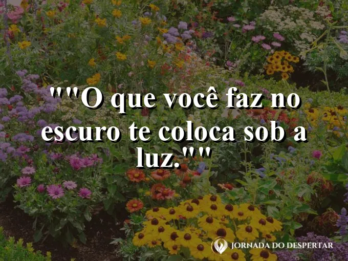 Alguém estudando sob a luz de uma luminária tarde da noite.