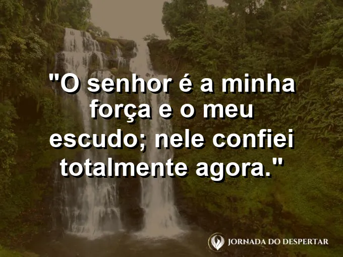 Escudo de metal antigo refletindo a luz solar com frase de confiança no Senhor Deus.