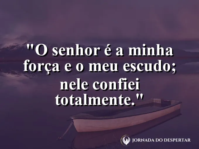 Escudo de metal antigo refletindo a luz solar com frase de confiança no Senhor Deus.